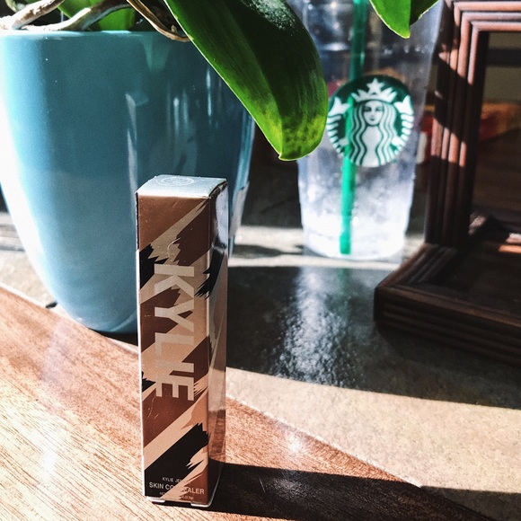 Kylie Concealer Shell ❤️ - Picture 2 of 2